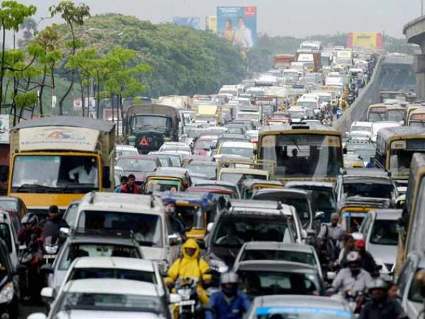 spo in gurugram was dragged by fleeing car on bonnet to 200 metre while breaking traffic rules spo in gurugram was dragged by fleeing car on bonnet to 200 metre while breaking traffic rules