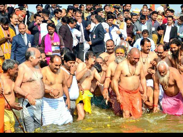 संगम में सभी नंगे वाले बयान को लेकर बीजेपी के निशाने पर थरूर, कोहली ने कहा- सूट पहनकर कौन नहाता है संगम में सभी नंगे वाले बयान को लेकर बीजेपी के निशाने पर थरूर, कोहली ने कहा- सूट पहनकर कौन नहाता है