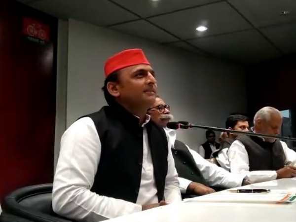 प्रवासी सम्मेलन पर बोले अखिलेश