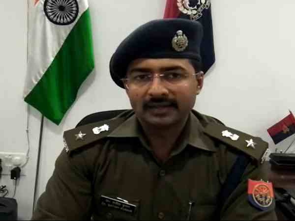 congress leader threatens daroga at police station in barabanki congress leader threatens daroga at police station in barabanki