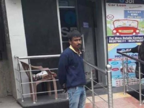 'कुछ बच्चे 500 रुपये के नोट के बंडल ले जा रहे थे'