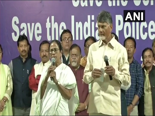 पश्चिम बंगाल: धरना खत्म कर ममता ने कहा- यह संविधान की जीत पश्चिम बंगाल: धरना खत्म कर ममता ने कहा- यह संविधान की जीत