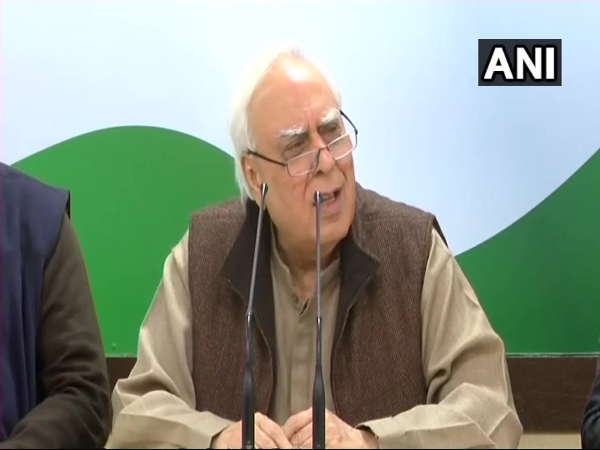 मोदी के साथ काम करने वाले अधिकारियों को सिब्बल ने चेताया मोदी के साथ काम करने वाले अधिकारियों को सिब्बल ने चेताया