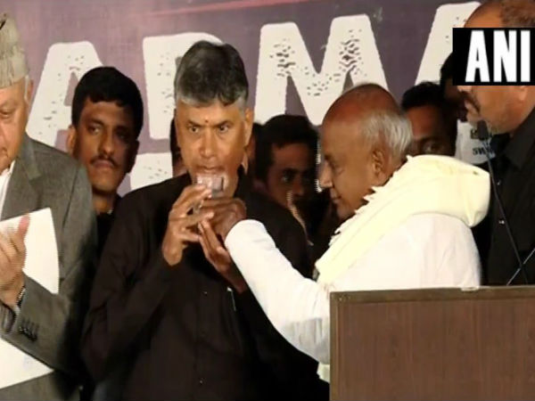 Andhra Pradesh CM & TDP Chief N Chandrababu Naidu breaks his day-long fast in Delhi. Andhra Pradesh CM & TDP Chief N Chandrababu Naidu breaks his day-long fast in Delhi.