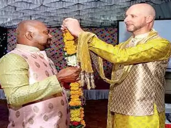 समलैंगिकता को अपराध की श्रेणी के बाहर किए जाने के बाद मुंबई में पहली गे मैरिज पार्टी समलैंगिकता को अपराध की श्रेणी के बाहर किए जाने के बाद मुंबई में पहली गे मैरिज पार्टी