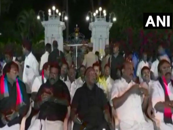 Puducherry: CM V Narayanaswamy continues to protest in front of Raj Nivas against Governor Kiran Bedi. Puducherry: CM V Narayanaswamy continues to protest in front of Raj Nivas against Governor Kiran Bedi.