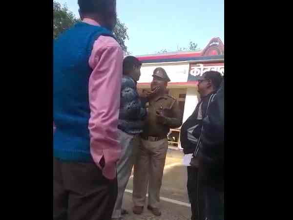 congress leader threatens daroga at police station in barabanki congress leader threatens daroga at police station in barabanki
