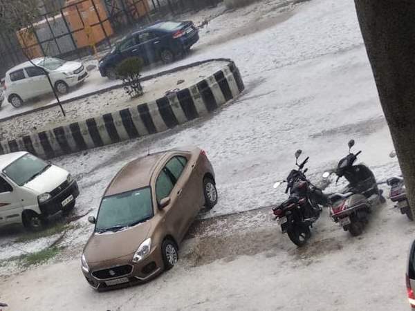 दिल्ली-NCR में तेज बारिश के साथ कई जगहों पर गिरे ओले दिल्ली-NCR में तेज बारिश के साथ कई जगहों पर गिरे ओले