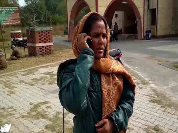 A woman beaten by in laws on court gate in Mau A woman beaten by in laws on court gate in Mau