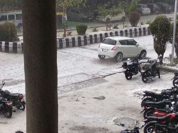 दिल्ली-NCR में तेज बारिश के साथ कई जगहों पर गिरे ओले दिल्ली-NCR में तेज बारिश के साथ कई जगहों पर गिरे ओले