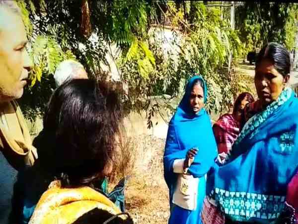 A woman beaten by in laws on court gate in Mau A woman beaten by in laws on court gate in Mau