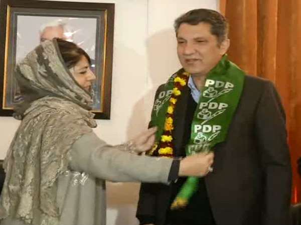 Employees Union leader Abdul Qayoom Wani joins PDP, contest lok sabha election 2019 from baramula Employees Union leader Abdul Qayoom Wani joins PDP, contest lok sabha election 2019 from baramula