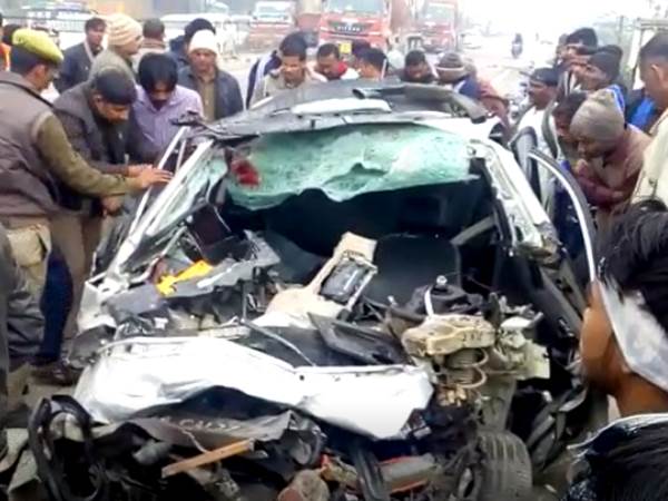 खड़े ट्रक में घुसी तेज रफ्तार कार
