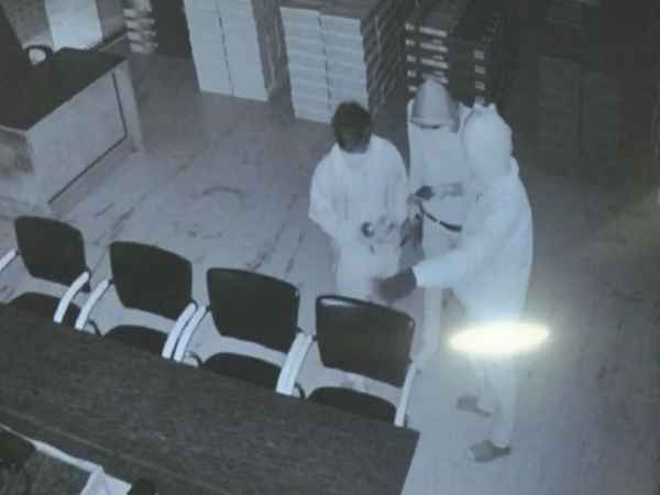 thieves steal lakh rupees from shoe companys office in agra thieves steal lakh rupees from shoe companys office in agra