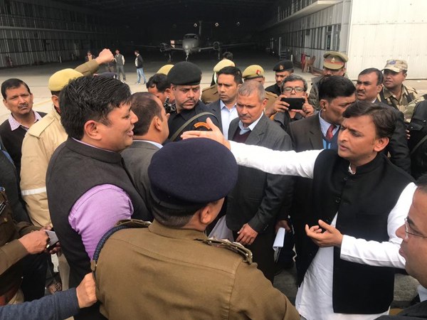 अखिलेश यादव को लखनऊ एयरपोर्ट पर रोका गया, बोले- डर गई है यूपी सरकार अखिलेश यादव को लखनऊ एयरपोर्ट पर रोका गया, बोले- डर गई है यूपी सरकार