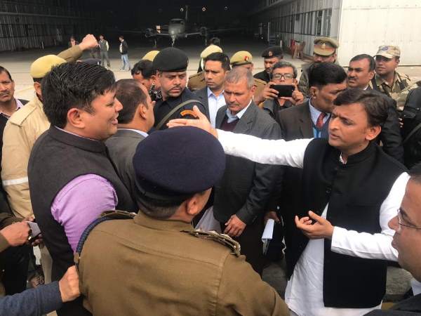 कौन हैं वो अधिकारी जिन्होंने सपा मुखिया को एयरपोर्ट पर रोका