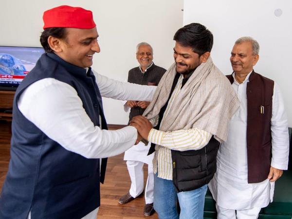 हार्दिक से मुलाकात के बाद अखिलेश यादव ने किया ये खास ट्वीट हार्दिक से मुलाकात के बाद अखिलेश यादव ने किया ये खास ट्वीट