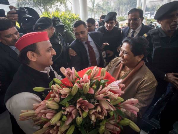 बुआ के लिए अखिलेश के महा-बलिदान ने बनाया राजनीति का जेंटलमैन बुआ के लिए अखिलेश के महा-बलिदान ने बनाया राजनीति का जेंटलमैन