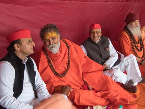 संतों से मिलकर बढ़ाएंगे राजनीतिक सरगर्मी