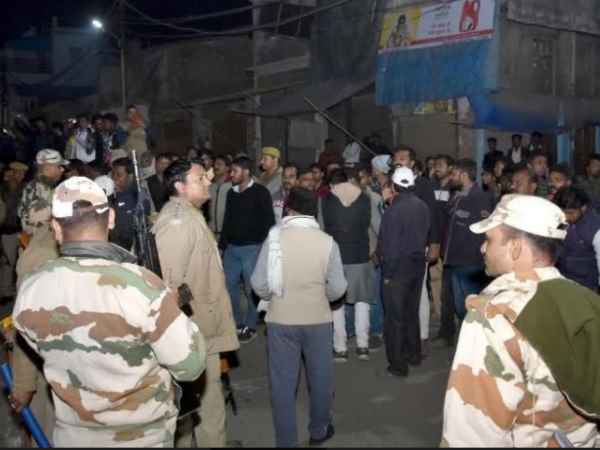 दोनों तरफ से हुआ पथराव