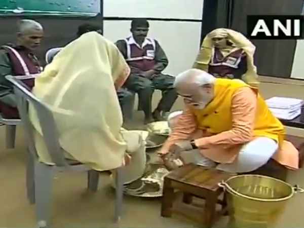 Prime Minister Narendra Modi performs pooja at Sangam ghat Prime Minister Narendra Modi performs pooja at Sangam ghat