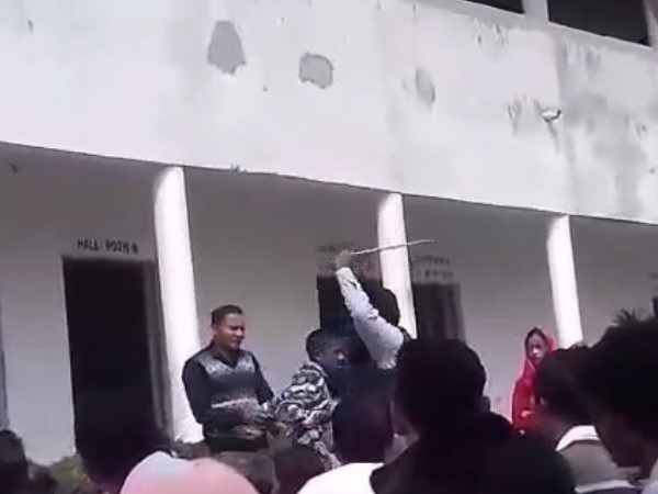 पहले बरसाए थप्पड़, फिर डंडे से पीटा