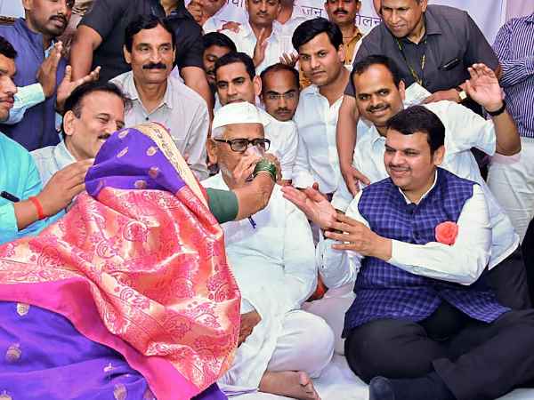 अन्ना की बड़ी गलती, लोकपाल के लिए केंद्र पर नहीं दिखाए तेवर अन्ना की बड़ी गलती, लोकपाल के लिए केंद्र पर नहीं दिखाए तेवर