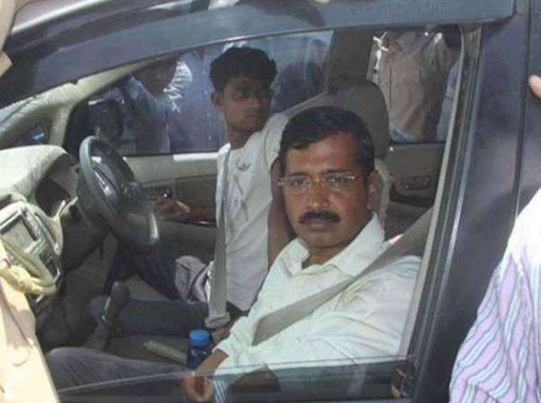 Arvind Kejriwal car attacked by a mob armed with sticks in Delhi Arvind Kejriwal car attacked by a mob armed with sticks in Delhi
