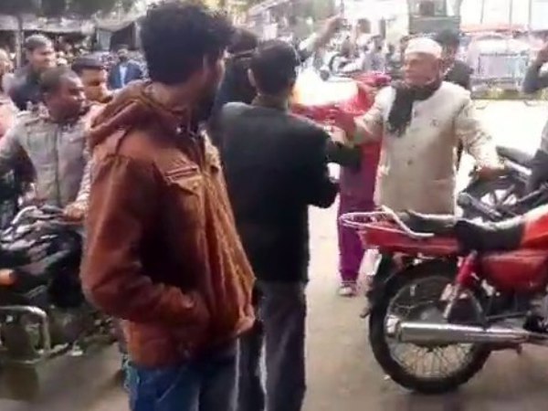 सड़क पर गिरा-गिराकर पीटा