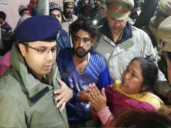 पीड़ित के परिजन ने एसपी को घेरा