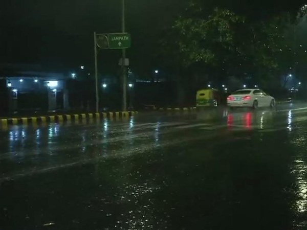 ई दिल्ली। दिल्ली और आसपास के इलाकों में देर शाम हुई बारिश के बाद ठंड बढ़ गई है। दिल्ली-एनसीआर में सोमवार देर शाम करीब साढ़े नौ बढ़े तेज गरज के साथ बारिश हुई। देर रात तक रुक-रुक कर लगातार बारिश हो रही है। मौसम विभाग का अनुमान है कि मंगलवार को भी दिल्ली और एनसीआर में दिनभर बादल छाए रहेंगे इसके साथ ही हल्की बारिश के आसार हैं। ई दिल्ली। दिल्ली और आसपास के इलाकों में देर शाम हुई बारिश के बाद ठंड बढ़ गई है। दिल्ली-एनसीआर में सोमवार देर शाम करीब साढ़े नौ बढ़े तेज गरज के साथ बारिश हुई। देर रात तक रुक-रुक कर लगातार बारिश हो रही है। मौसम विभाग का अनुमान है कि मंगलवार को भी दिल्ली और एनसीआर में दिनभर बादल छाए रहेंगे इसके साथ ही हल्की बारिश के आसार हैं।