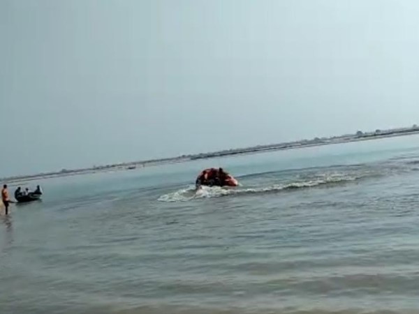 मौत के गड्ढे में फंसकर दो दोस्तों की मौत