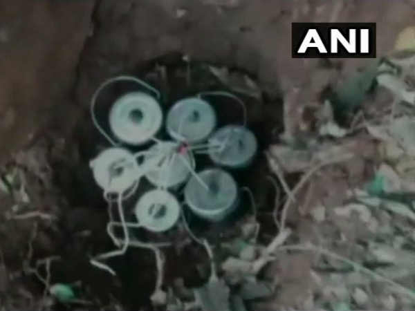 झारखंड को दहलाने की नक्सलियों की प्लानिंग फेल, पुलिस ने बरामद किए 17 केन बम और 200 से ज्यादा डेटोनेटर झारखंड को दहलाने की नक्सलियों की प्लानिंग फेल, पुलिस ने बरामद किए 17 केन बम और 200 से ज्यादा डेटोनेटर