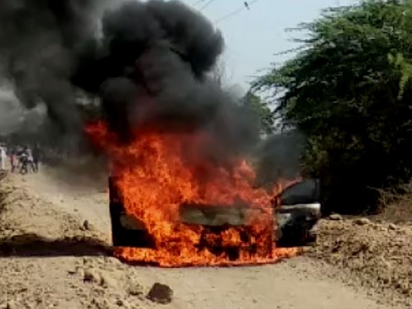 Fire in car at khargone MP, 3 young men are Safe Fire in car at khargone MP, 3 young men are Safe