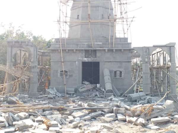 Labourers killed when slab of temple fell Labourers killed when slab of temple fell