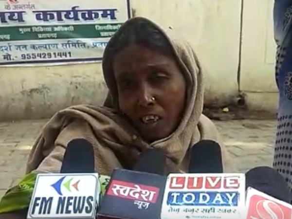 गांव में झोपड़ी बनाकर रहती है महिला