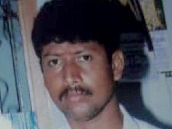 तमिलनाडु के तिरुनेलवेली जिले में के श्मसान में पुलिस ने 43 वर्षीय एक व्यक्ति को कथित तौर पर अधजला शव खाने के मामले में गिरफ्तार किया है। तमिलनाडु के तिरुनेलवेली जिले में के श्मसान में पुलिस ने 43 वर्षीय एक व्यक्ति को कथित तौर पर अधजला शव खाने के मामले में गिरफ्तार किया है।
