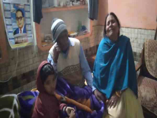 priyanka gandhi talked to 8 year old daughter of martyred ajeet kumar priyanka gandhi talked to 8 year old daughter of martyred ajeet kumar