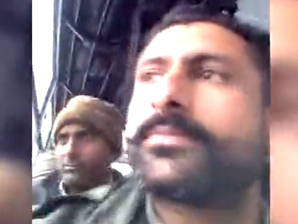 एक मिनट, 6 सेकंड का है वीडियो