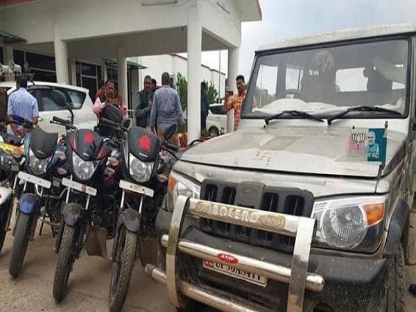 बजरंग दल नेता का भाई गिरफ्तार, गाड़ी पर लगा था बीजेपी का झंडा