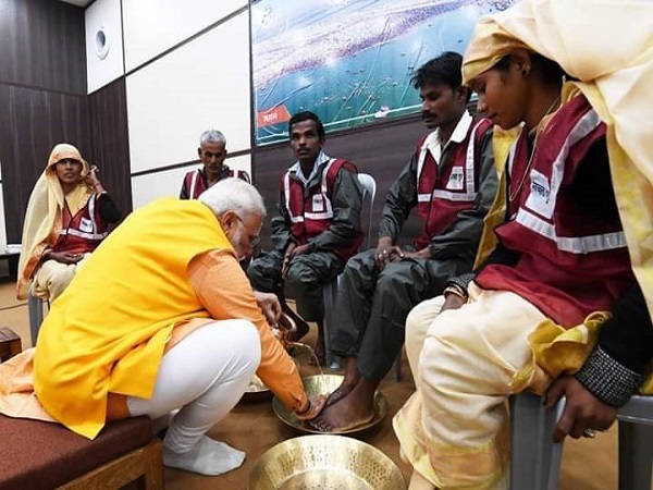 पीएम मोदी के हाथों सम्मानित होने के बाद क्या बोले सफाईकर्मी
