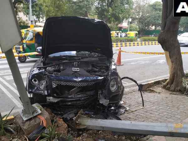 Delhi, speeding car hit auto rickshaw at delhi, road accident, accident, दिल्ली, Delhi, speeding car hit auto rickshaw at delhi, road accident, accident, दिल्ली,