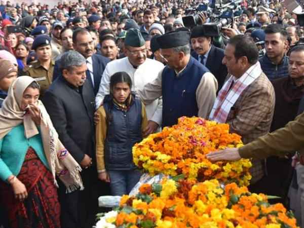 Pulwama Attack: Daughter of CRPF ASI Mohan Lal pays last tribute to her father Pulwama Attack: Daughter of CRPF ASI Mohan Lal pays last tribute to her father