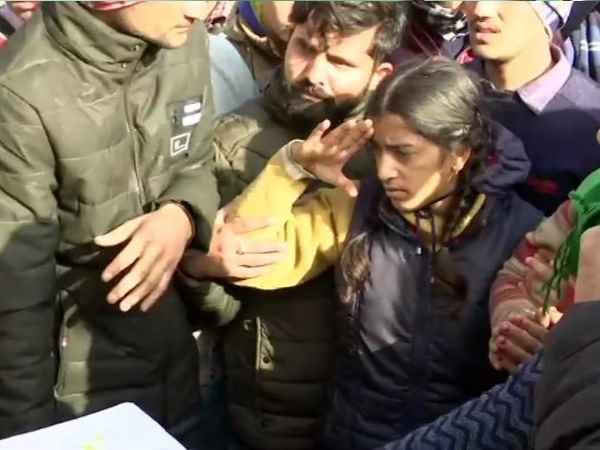 Pulwama Attack: Daughter of CRPF ASI Mohan Lal pays last tribute to her father Pulwama Attack: Daughter of CRPF ASI Mohan Lal pays last tribute to her father