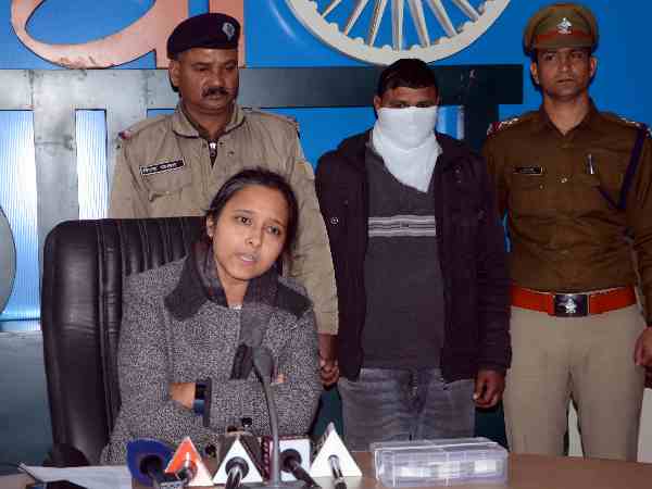police arrested a man with fake currency notes police arrested a man with fake currency notes