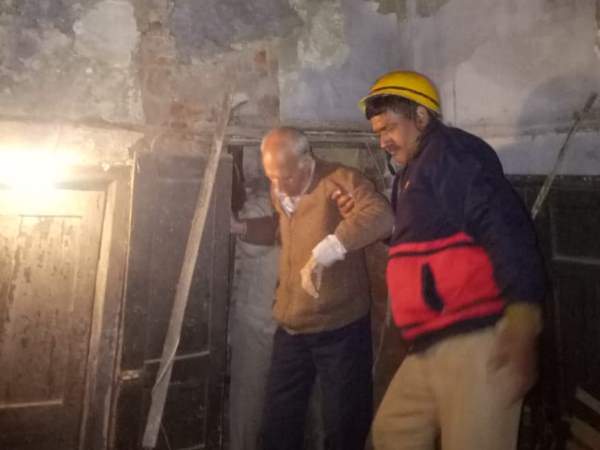 https://hindi.oneindia.com/news/india/madhya-pradesh-constable-carries-injured-man-on-shoulder-for-1-5-km-to-save-his-life-494554.html https://hindi.oneindia.com/news/india/madhya-pradesh-constable-carries-injured-man-on-shoulder-for-1-5-km-to-save-his-life-494554.html