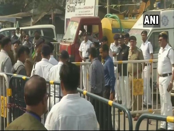 ममता बनर्जी धरने पर बैठी हैं