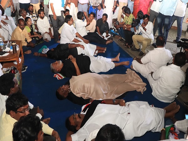 एलजी के खिलाफ धरना, सड़क पर सो गए मुख्यमंत्री