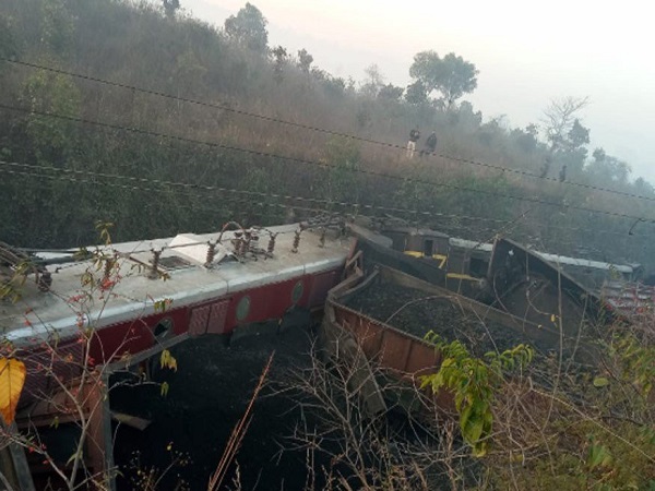 Jharkhand: goods trains 23 Bogeys derailed after Naxals blew up a railway track Dhanbad Jharkhand: goods trains 23 Bogeys derailed after Naxals blew up a railway track Dhanbad