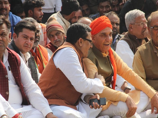 जूते पहनकर पहुंचे भाजपा मंत्री